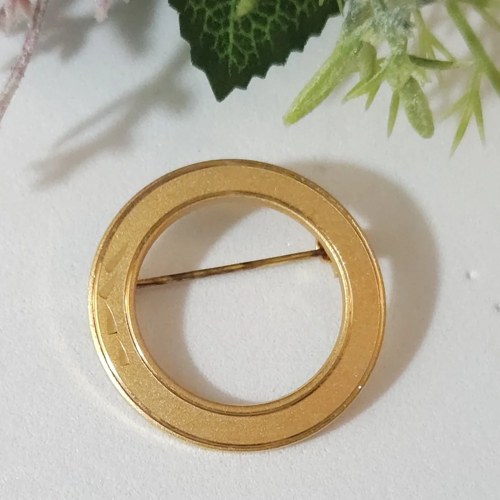 Vintage Matte Gold Diamond Cut Leaf Design Round Brooch